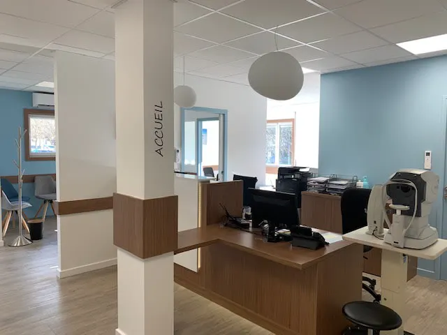 Bureau d'accueil avec équipement d'examen